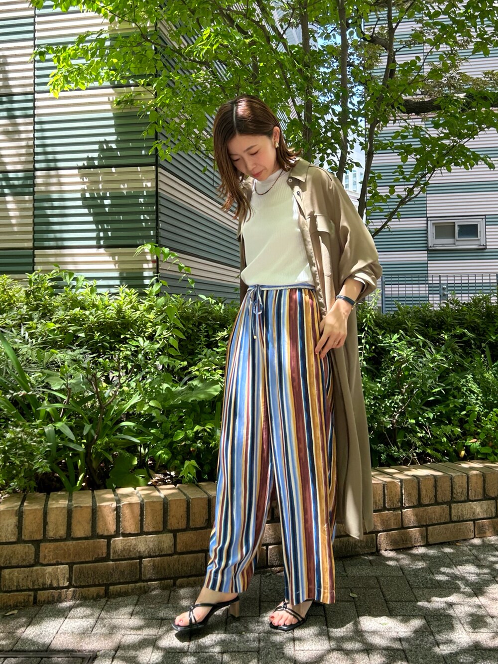 「大人カジュアル、きれいめカジュアル、カジュアル、シャツワンピ、シアー、柄パンツ、サンダル、夏コーデ、リブニット、パンツスタイル、シャツ好き集まれ、大人コーデ、おでかけコーデ、初夏コーデ、シンプル」｜「Editt by YECCA VECCAのシアースリットロングシャツワンピース（シャツワンピース、グリーン系）」を使った、sakiyoさん（レディース・161cm）の夏コーディネートの2枚目の写真