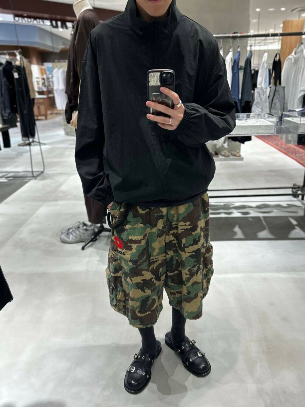 その他のその他パンツ、ブラック系のナイロンジャケットを着用したメンズの夏コーディネートの3枚目の写真