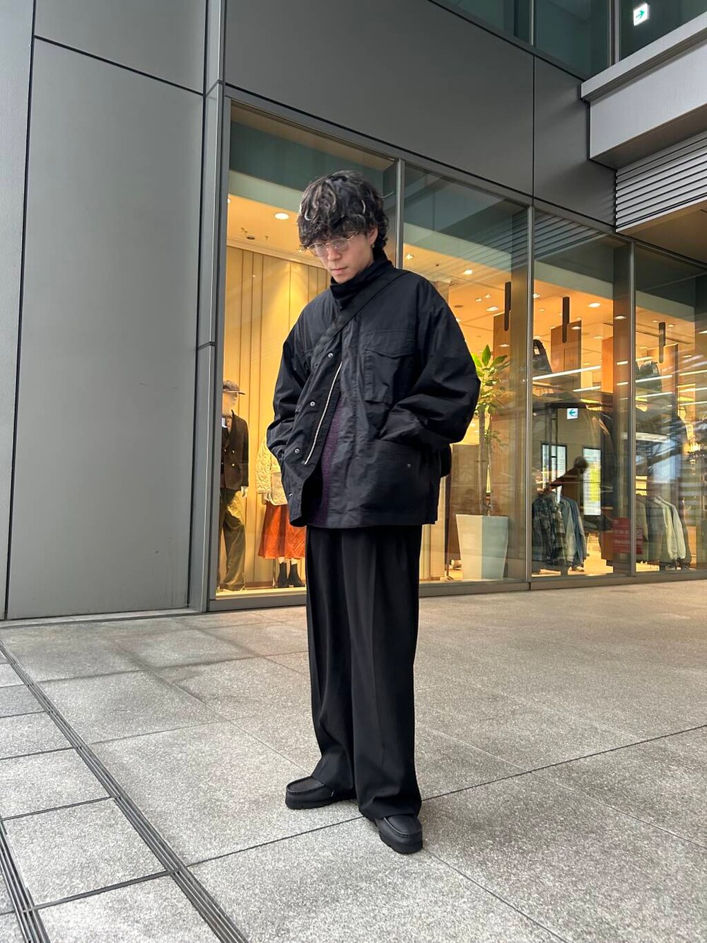 ブラック系のナイロンジャケット、ブラック系のその他シューズ、パープル系のニット/セーターを着用したメンズの秋コーディネートの3枚目の写真