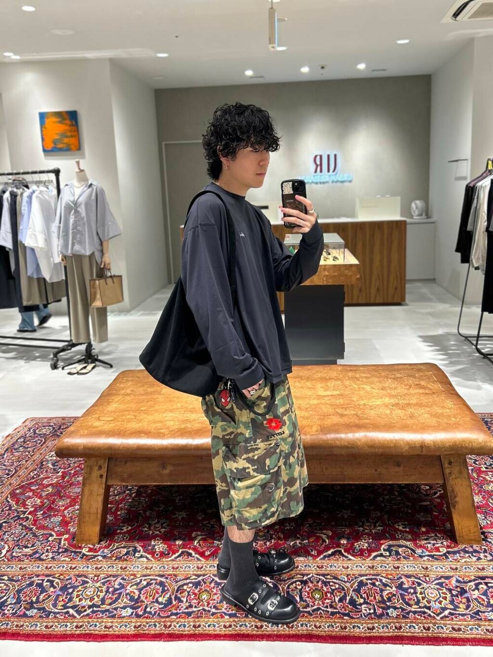 その他のその他パンツ、ブラック系のTシャツ/カットソーを着用したメンズの夏コーディネートの2枚目の写真