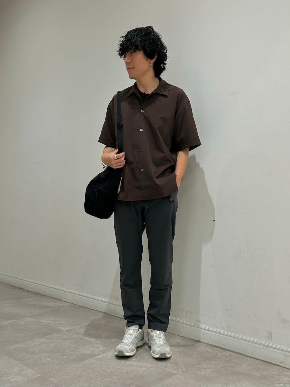 ブラック系のショルダーバッグ、グレー系のその他パンツ、ホワイト系のスニーカーを着用したメンズの夏コーディネートの3枚目の写真