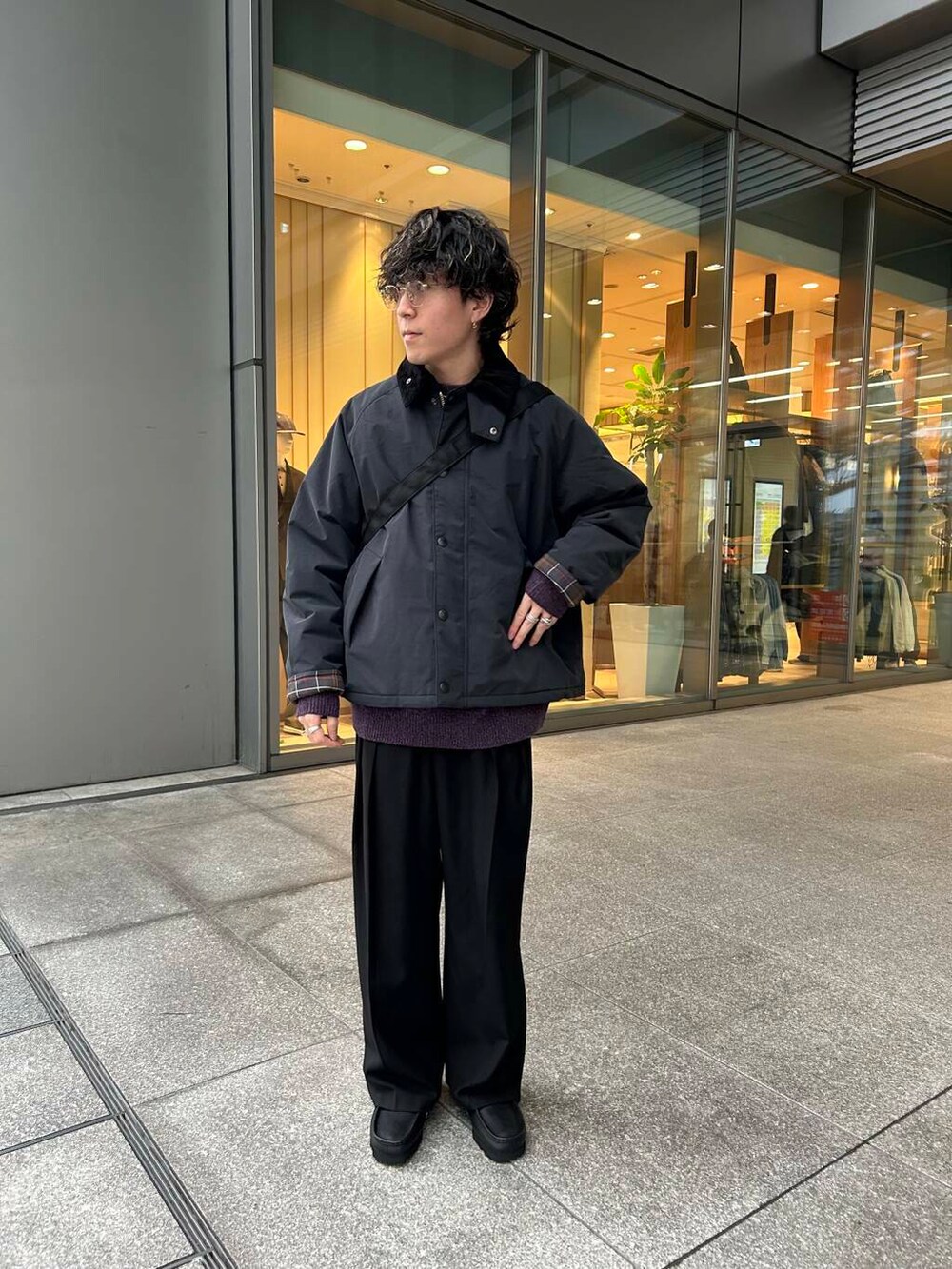 ブラック系のダウンジャケット/コート、ブラック系のその他シューズ、パープル系のニット/セーターを着用したメンズの秋コーディネートの2枚目の写真