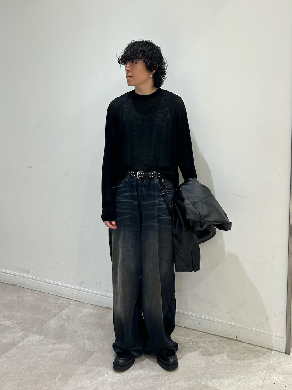 ブラック系のTシャツ/カットソーを着用したメンズの秋コーディネートの2枚目の写真