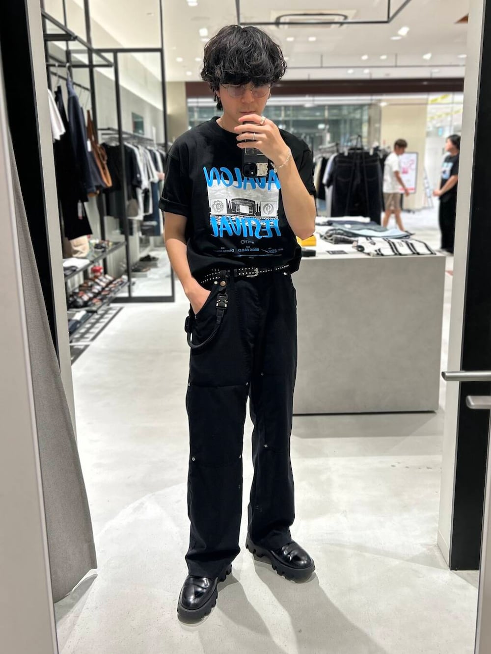 ブラック系のTシャツ/カットソー、ブラック系のベルトを着用したメンズの夏コーディネートの3枚目の写真