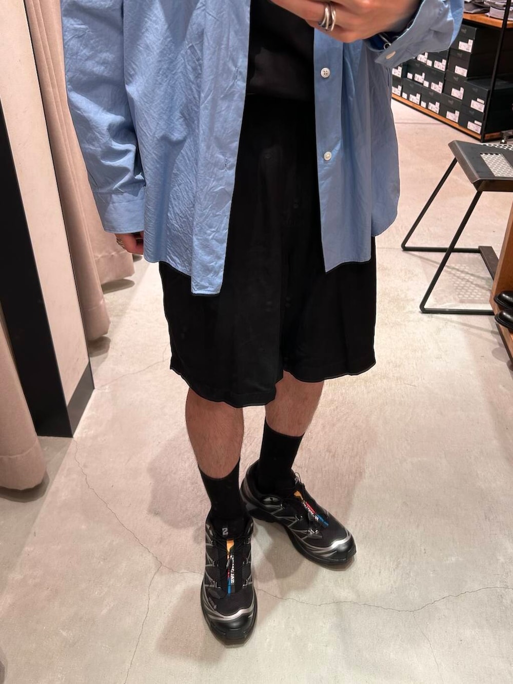 ブラック系のTシャツ/カットソー、ブルー系のシャツ/ブラウス、ブラック系のスニーカーを着用したメンズの夏コーディネートの2枚目の写真