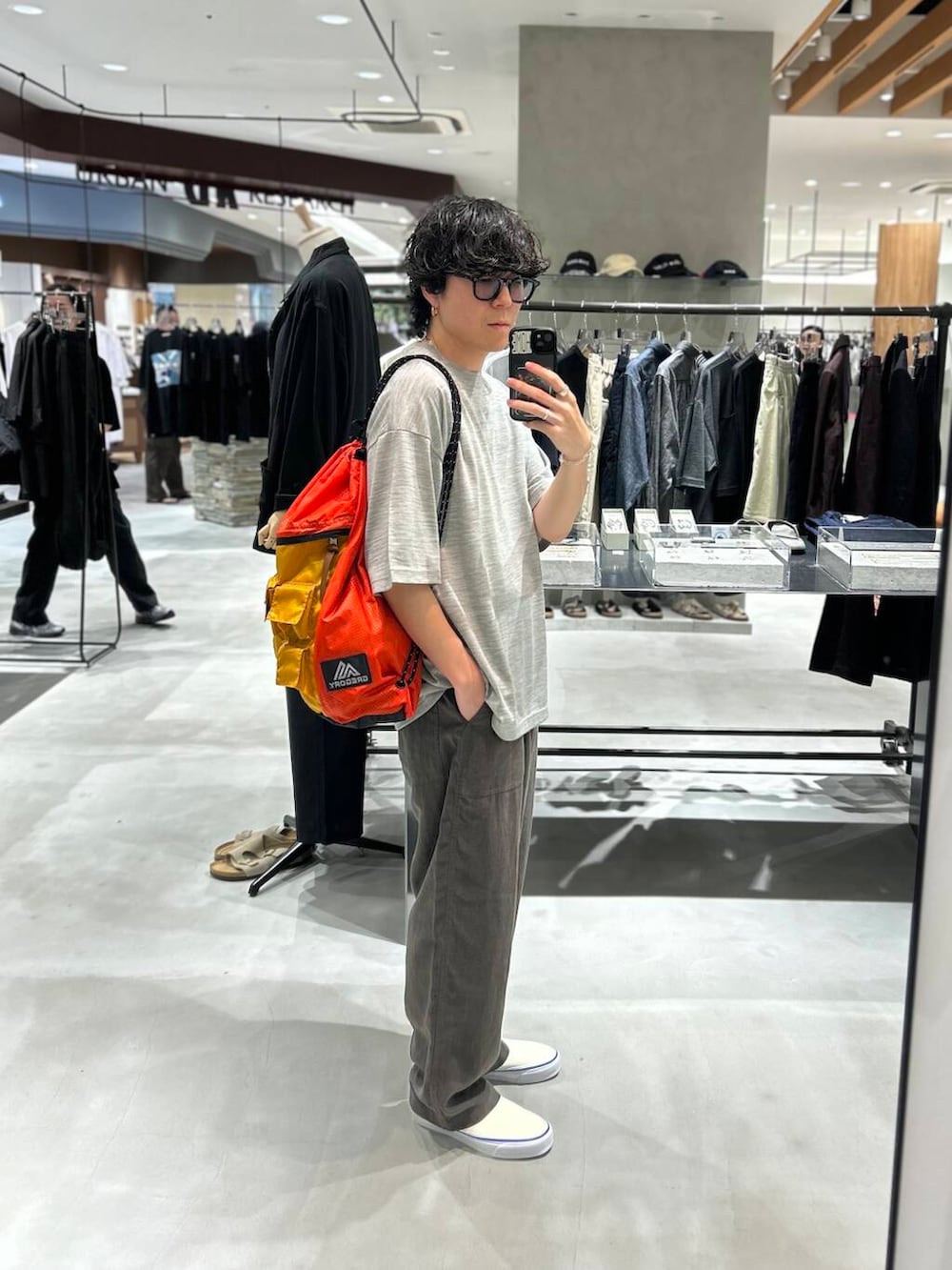 ホワイト系のスニーカー、グレー系のTシャツ/カットソー、グレー系のその他パンツを着用したメンズの夏コーディネートの2枚目の写真