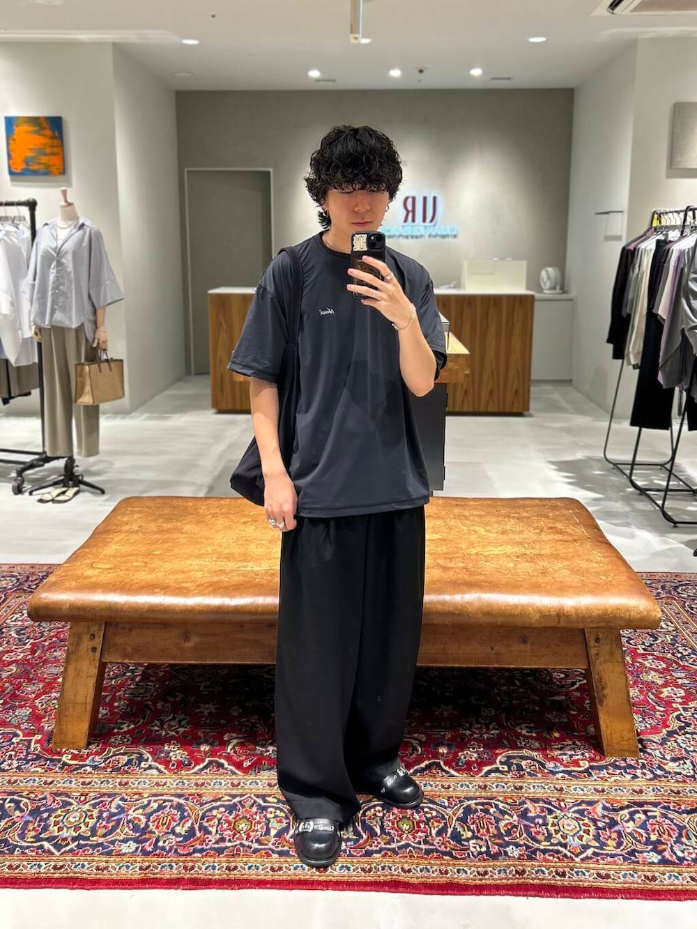 ブラック系のTシャツ/カットソー、ブラック系のベルトを着用したメンズの夏コーディネートの2枚目の写真