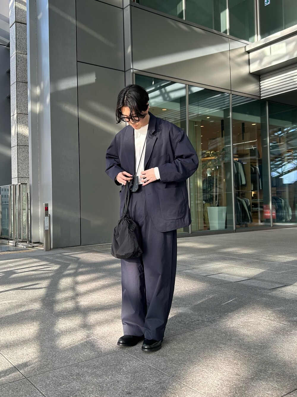 ブルー系のその他パンツ、ブルー系のその他アウター、ブラック系のドレスシューズを着用したメンズの春コーディネートの4枚目の写真