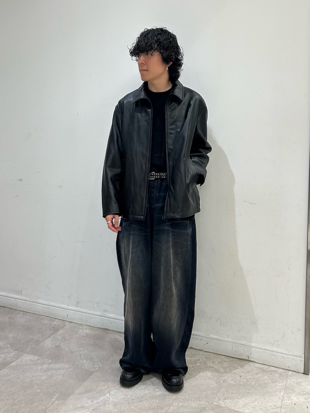「レザー、秋服準備はじめました、ビッグシルエット、小物で作る初秋コーデ、旬顔デニムコーデ、季節の変わり目羽織コーデ、初秋のパンツスタイル、休日スタイル、シンプルスタイル、秋のコーデ、デニム、オトナカジュアル、カジュアル、おしゃれさんと繋がりたい、st2508」｜「URBAN RESEARCHのLAMB LEATHER SPORTS JACKET（その他アウター、ブラック系）」を使った、nishioka さん（メンズ・170cm）の秋コーディネートの2枚目の写真