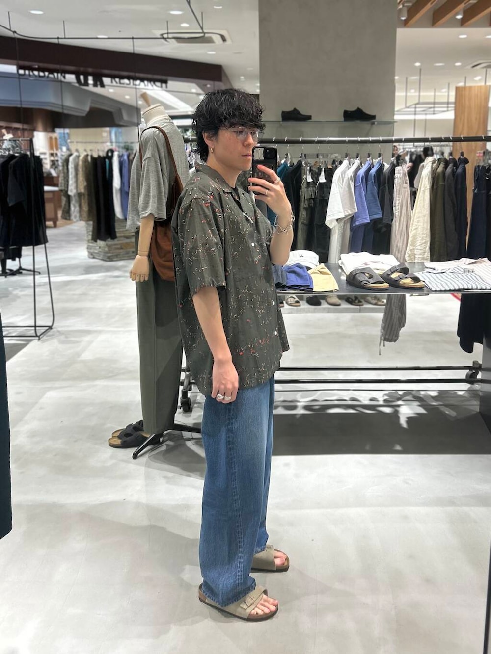 「シャツスタイル、別注、デートコーデ、newarrival、休日スタイル、サンダルコーデ、綺麗めカジュアル、旅行コーデ、暑い、ciota、ここでしか手に入らない別注アイテム、スタッフのこれ買いました、わたしのイチ推しブランド、外遊びコーデ、newbasic」｜「BIRKENSTOCKのBIRKENSTOCK　Zurich(Narrow)（サンダル、ベージュ系）」を使った、nishioka さん（メンズ・170cm）の夏コーディネートの2枚目の写真