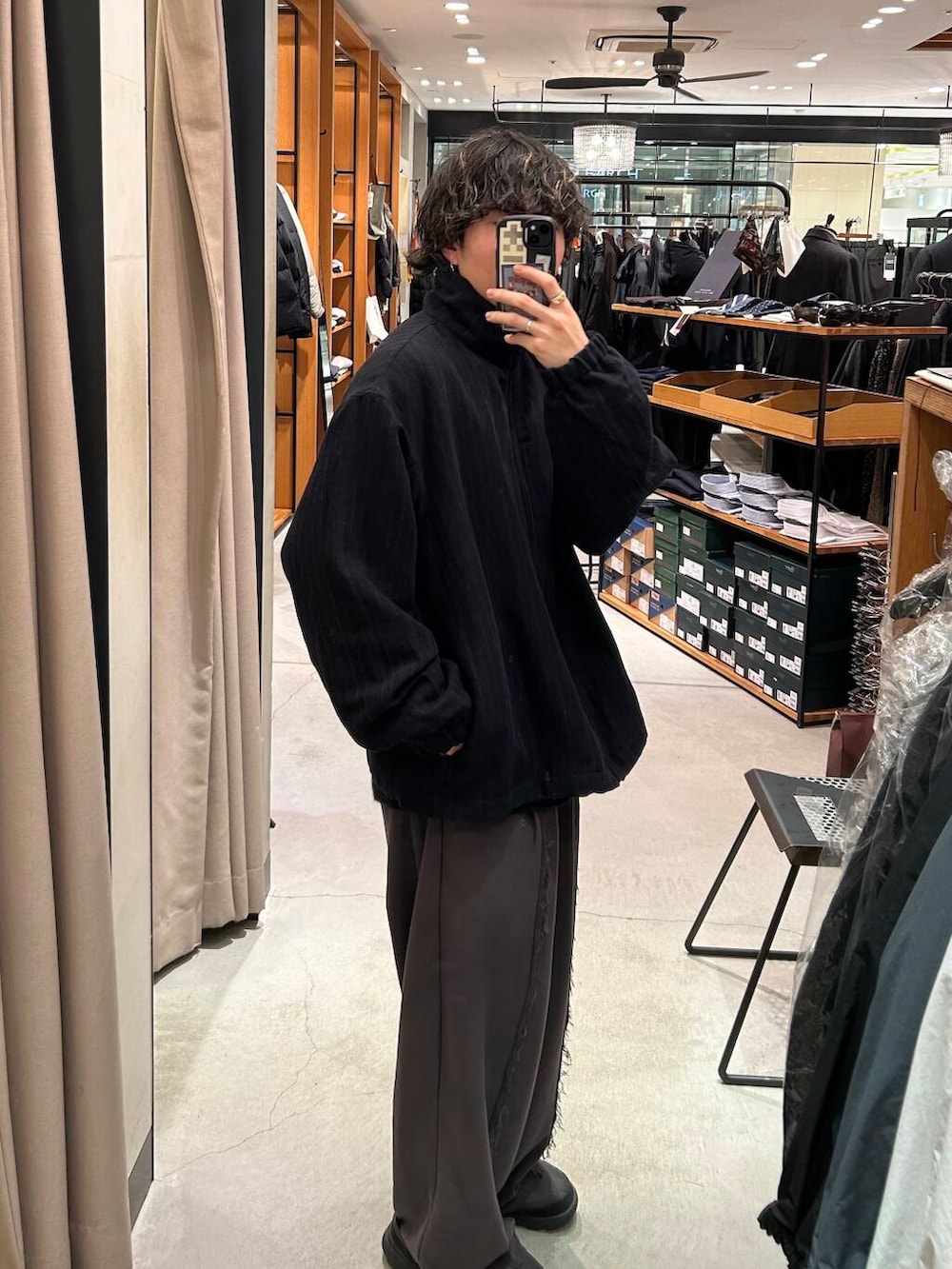 ブルー系のブルゾンを着用したメンズの冬コーディネートの2枚目の写真