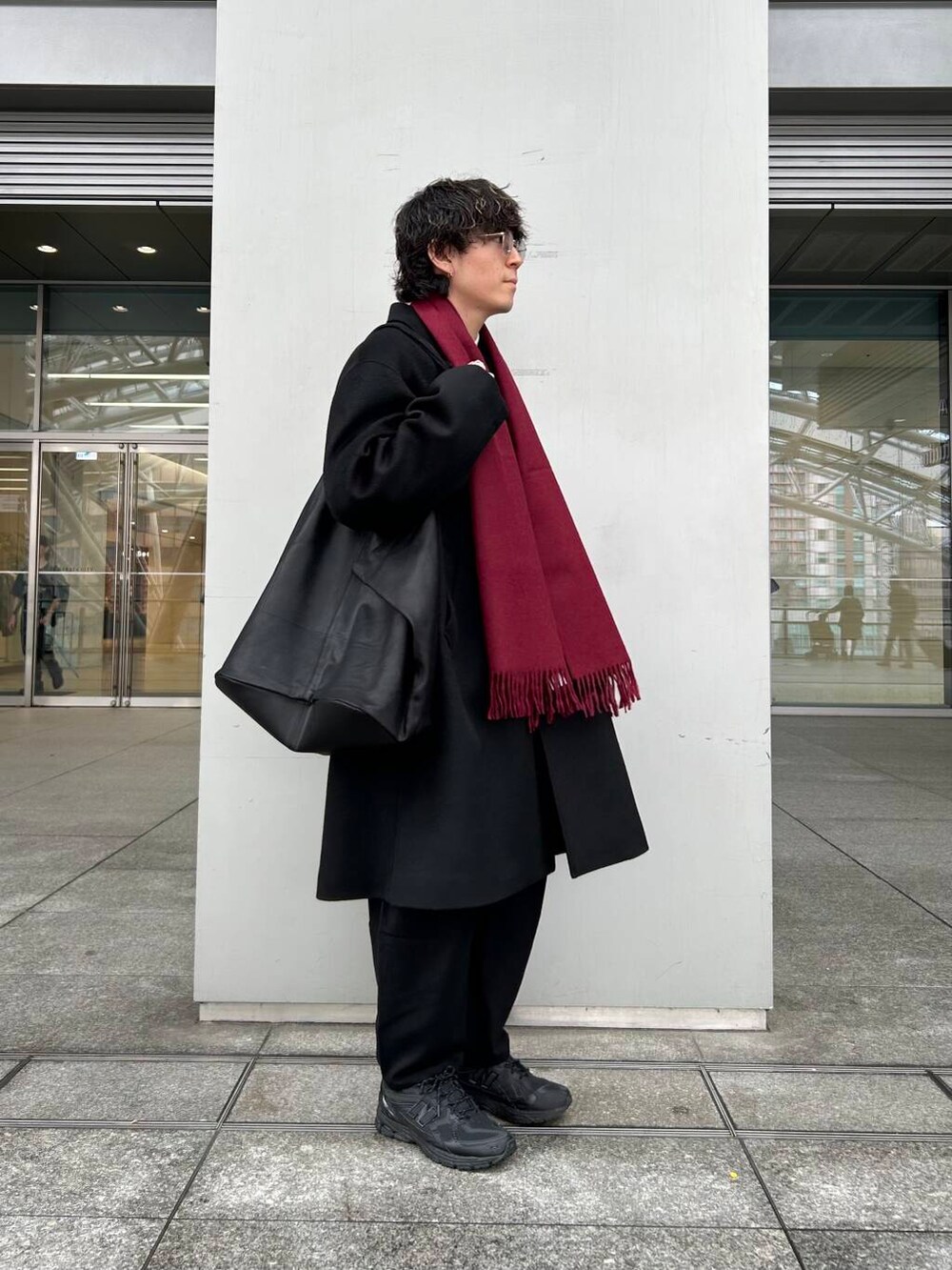 ブラック系のチェスターコート、ホワイト系のシャツ/ブラウス、グレー系のニット/セーターを着用したメンズの秋コーディネートの3枚目の写真