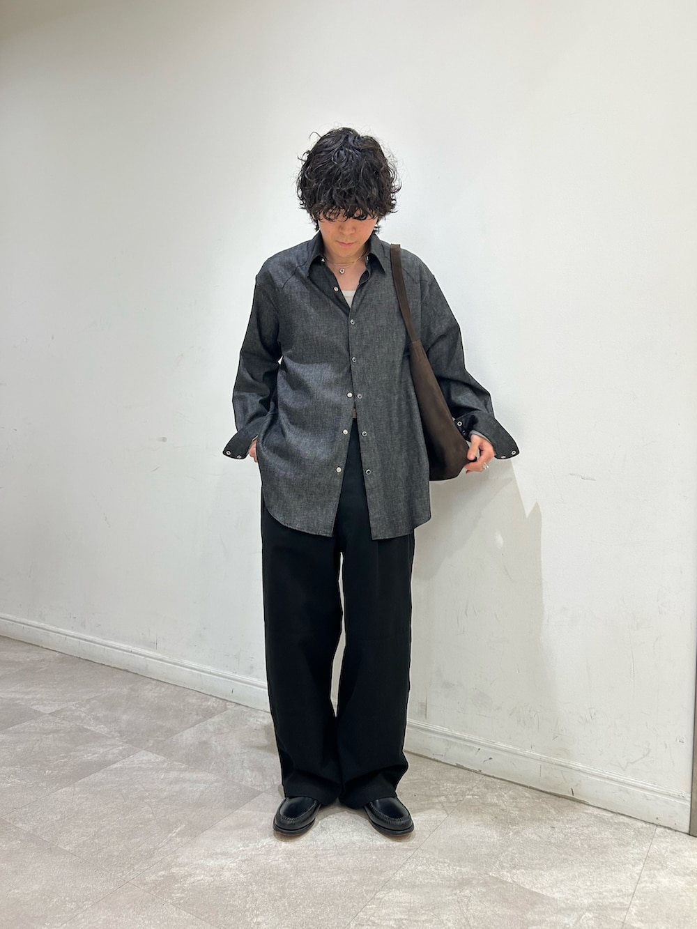 ブラック系のその他パンツ、ブラック系のシャツ/ブラウス、ブラウン系のベルトを着用したメンズの秋コーディネートの3枚目の写真