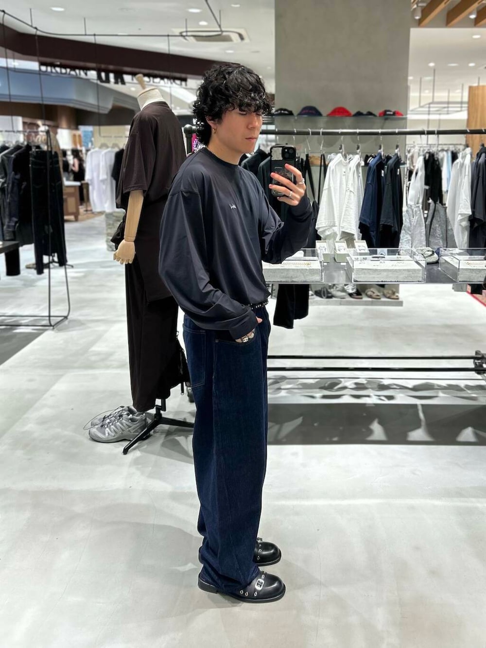 ブラック系のTシャツ/カットソーを着用したメンズの夏コーディネートの2枚目の写真