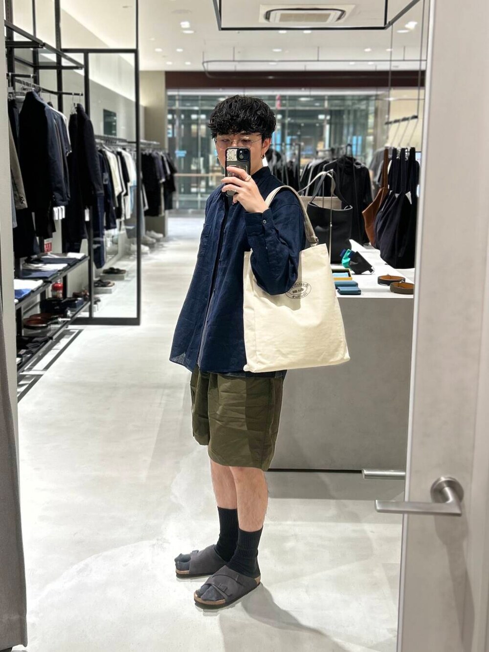 グリーン系のその他パンツ、グレー系のサンダル、ブルー系のシャツ/ブラウスを着用したメンズの春コーディネートの3枚目の写真