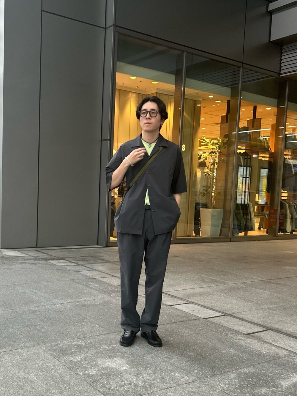 グレー系のシャツ/ブラウス、グレー系のその他パンツ、ブラック系のローファーを着用したメンズの春コーディネートの4枚目の写真