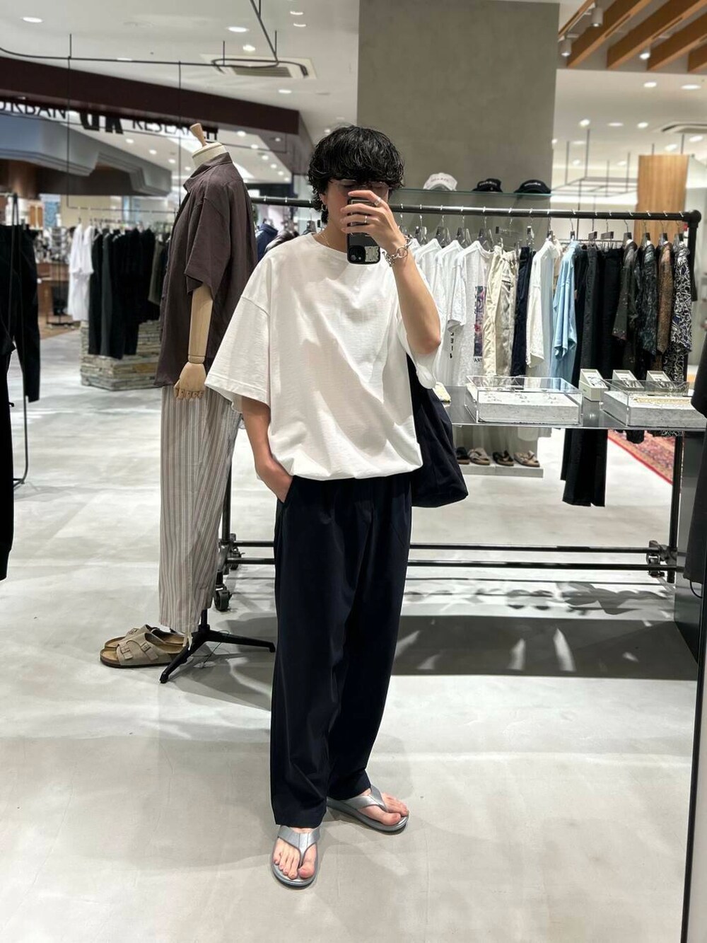 ブルー系のその他パンツ、シルバー系のサンダルを着用したメンズの夏コーディネートの2枚目の写真