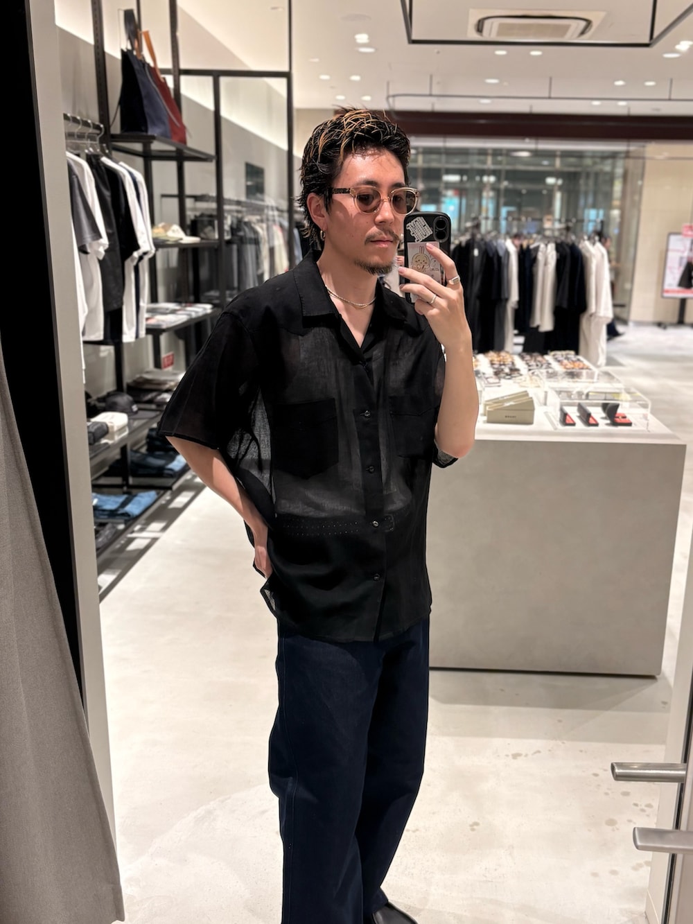 ブラック系のシャツ/ブラウス、ベージュ系のメガネを着用したメンズの夏コーディネートの2枚目の写真