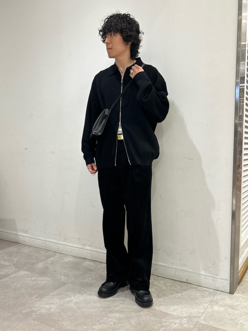 ブラック系のカーディガン/ボレロ、ブラック系のその他パンツ、ブラック系のショルダーバッグを着用したメンズの秋コーディネートの3枚目の写真