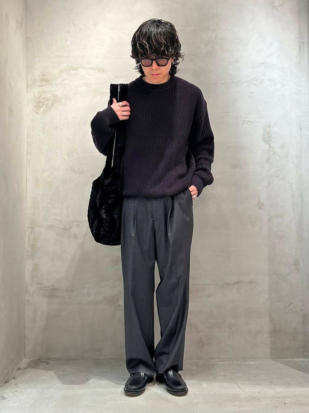 グレー系のその他パンツ、ブルー系のニット/セーターを着用したメンズの冬コーディネートの3枚目の写真