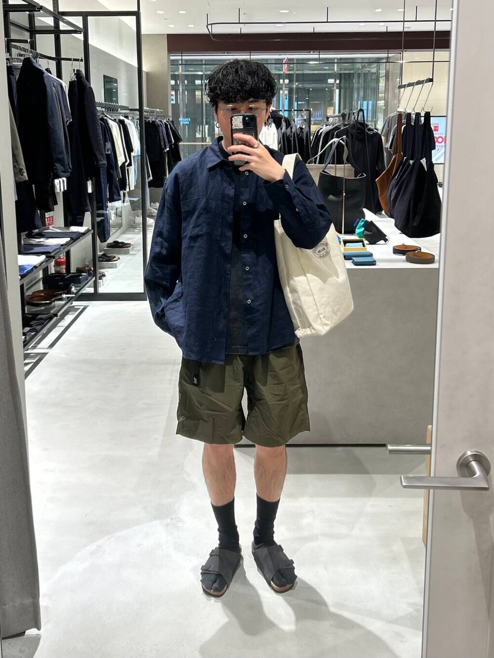 グリーン系のその他パンツ、グレー系のサンダル、ブルー系のシャツ/ブラウスを着用したメンズの春コーディネートの2枚目の写真