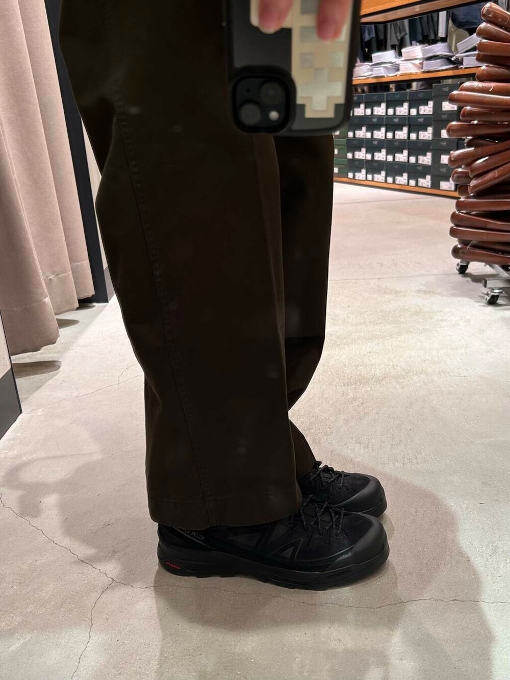 グリーン系のその他パンツ、ブラック系のスニーカー、ブラック系のシャツ/ブラウスを着用したメンズの秋コーディネートの3枚目の写真