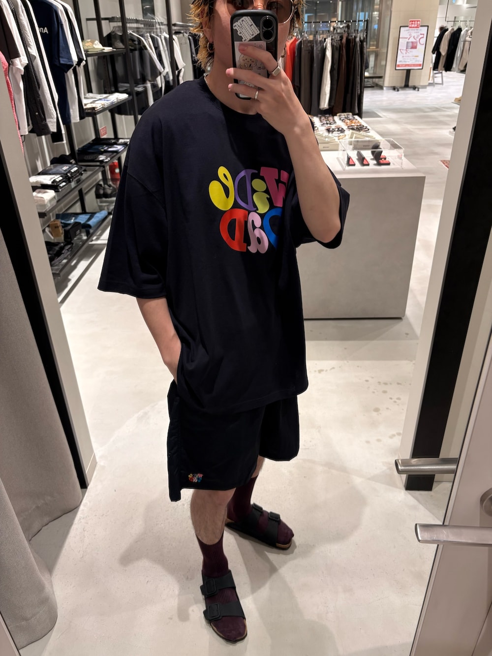 ブルー系のTシャツ/カットソー、ブラック系のその他パンツ、ピンク系のシャツ/ブラウスを着用したメンズの夏コーディネートの3枚目の写真