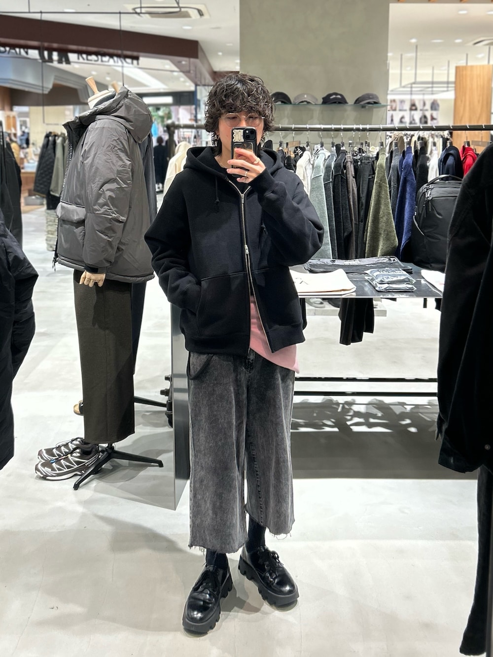 ブラック系のパーカー、ピンク系のニット/セーターを着用したメンズの秋コーディネートの3枚目の写真