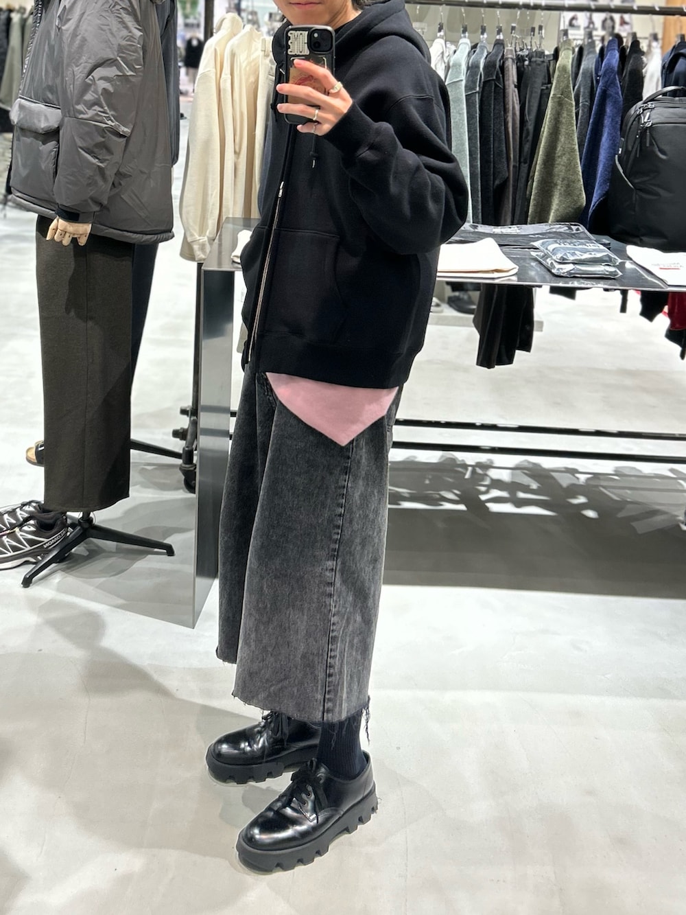 ブラック系のパーカー、ピンク系のニット/セーターを着用したメンズの秋コーディネートの2枚目の写真