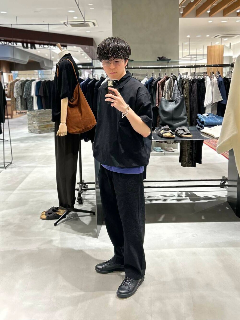 「スポーツミックス、ポロシャツ、機能性素材、暑い、私のイチ推しブランド、スタッフのこれ買いました、widedad、サマシェア、休日リラックススタイル」｜「THOUSAND MILEの『別注』THOUSAND MILE×UR　WASHER CODE PANTS（その他パンツ、ブラック系）」を使った、nishioka さん（メンズ・170cm）の夏コーディネートの2枚目の写真