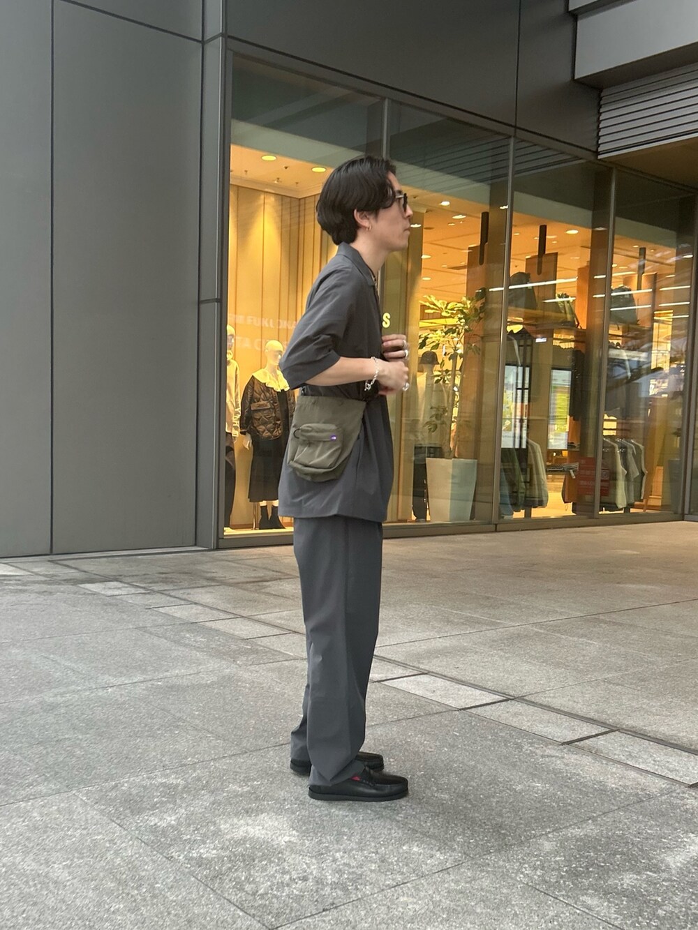 グレー系のシャツ/ブラウス、グレー系のその他パンツ、ブラック系のローファーを着用したメンズの春コーディネートの3枚目の写真