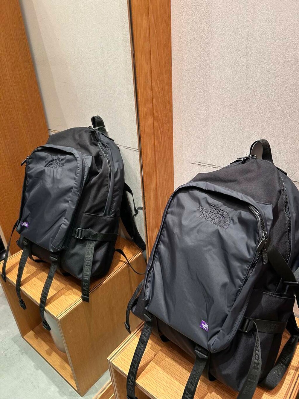 グリーン系のその他パンツ、ブラック系のスニーカー、ブラック系のシャツ/ブラウスを着用したメンズの秋コーディネートの4枚目の写真