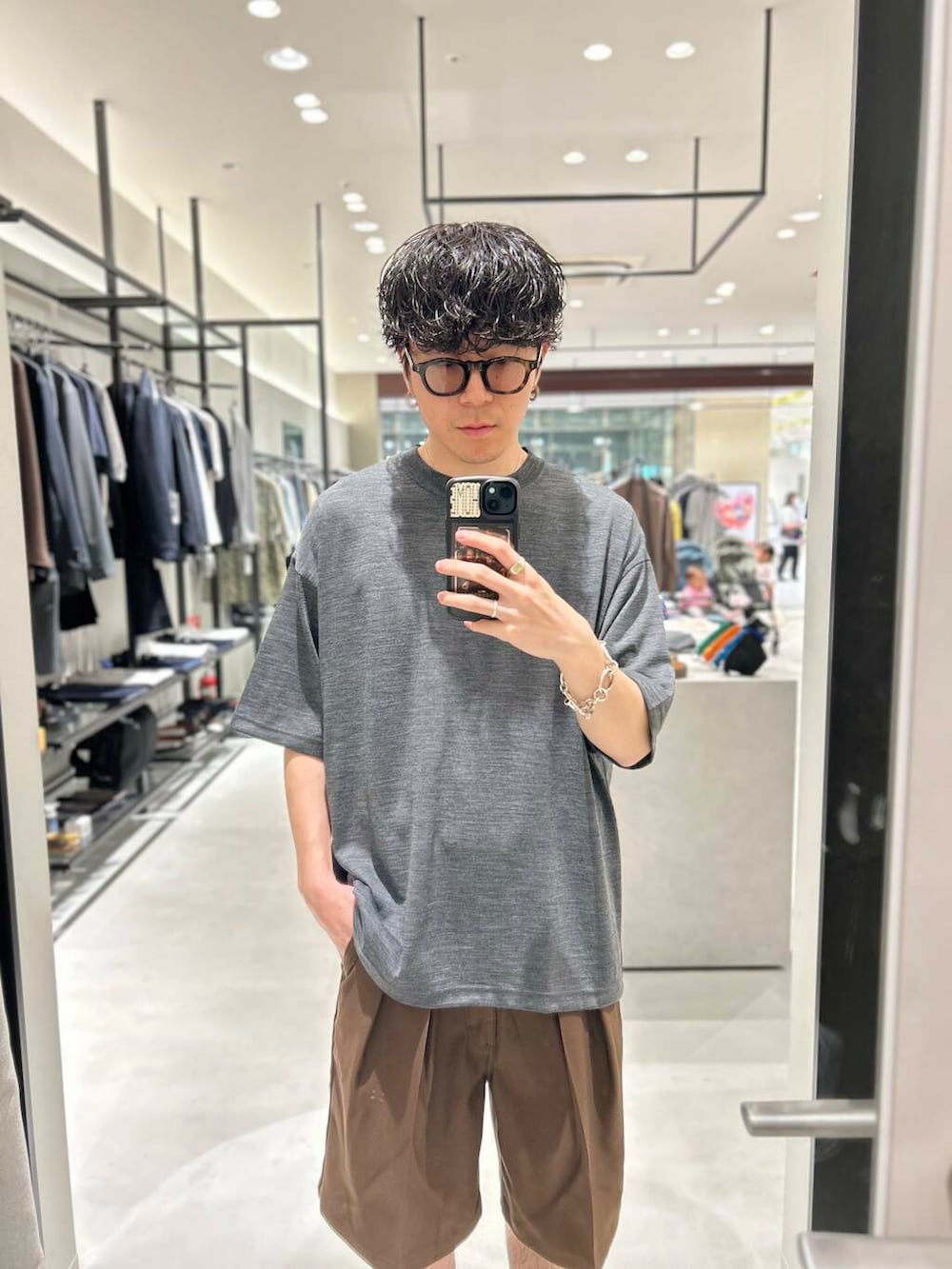 「別注、デートコーデ、newarrival、休日スタイル、綺麗めカジュアル、旅行コーデ、暑い、きれいめtシャツ、ここでしか手に入らない別注アイテム、スタッフのこれ買いました、わたしのイチ推しブランド、外遊びコーデ、newbasic、初夏パンツ」｜「WranglerのWrangler　WRANCHER SHORTS（その他パンツ、ブラウン系）」を使った、nishioka さん（メンズ・170cm）の夏コーディネートの3枚目の写真