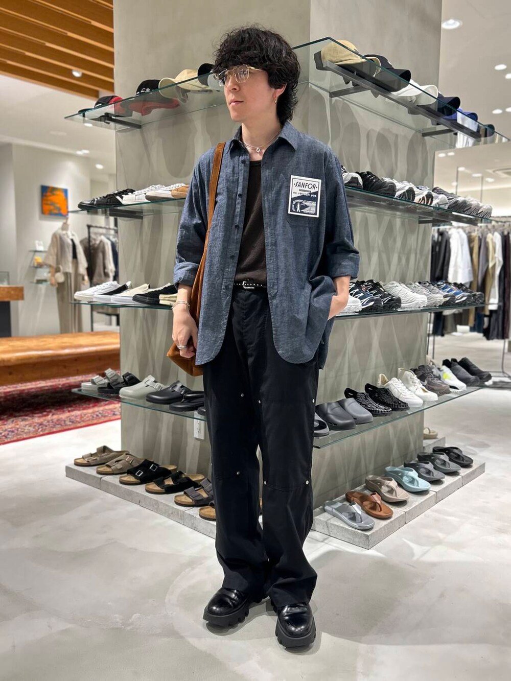 ブルー系のシャツ/ブラウスを着用したメンズの夏コーディネートの3枚目の写真