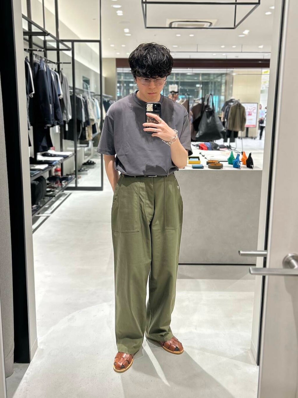 「別注、デートコーデ、newarrival、休日スタイル、綺麗めカジュアル、旅行コーデ、暑い、ここでしか手に入らない別注アイテム、スタッフのこれ買いました、わたしのイチ推しブランド、外遊びコーデ、newbasic、休日リラックススタイル、一枚で決まるtシャツ」｜「URBAN RESEARCHのPARABOOT　PACIFIC（サンダル、ブラウン系）」を使った、nishioka さん（メンズ・170cm）の夏コーディネートの2枚目の写真