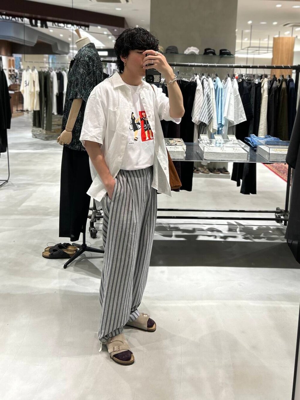 ベージュ系のサンダル、ホワイト系のシャツ/ブラウス、ブラック系のその他パンツを着用したメンズの夏コーディネートの3枚目の写真