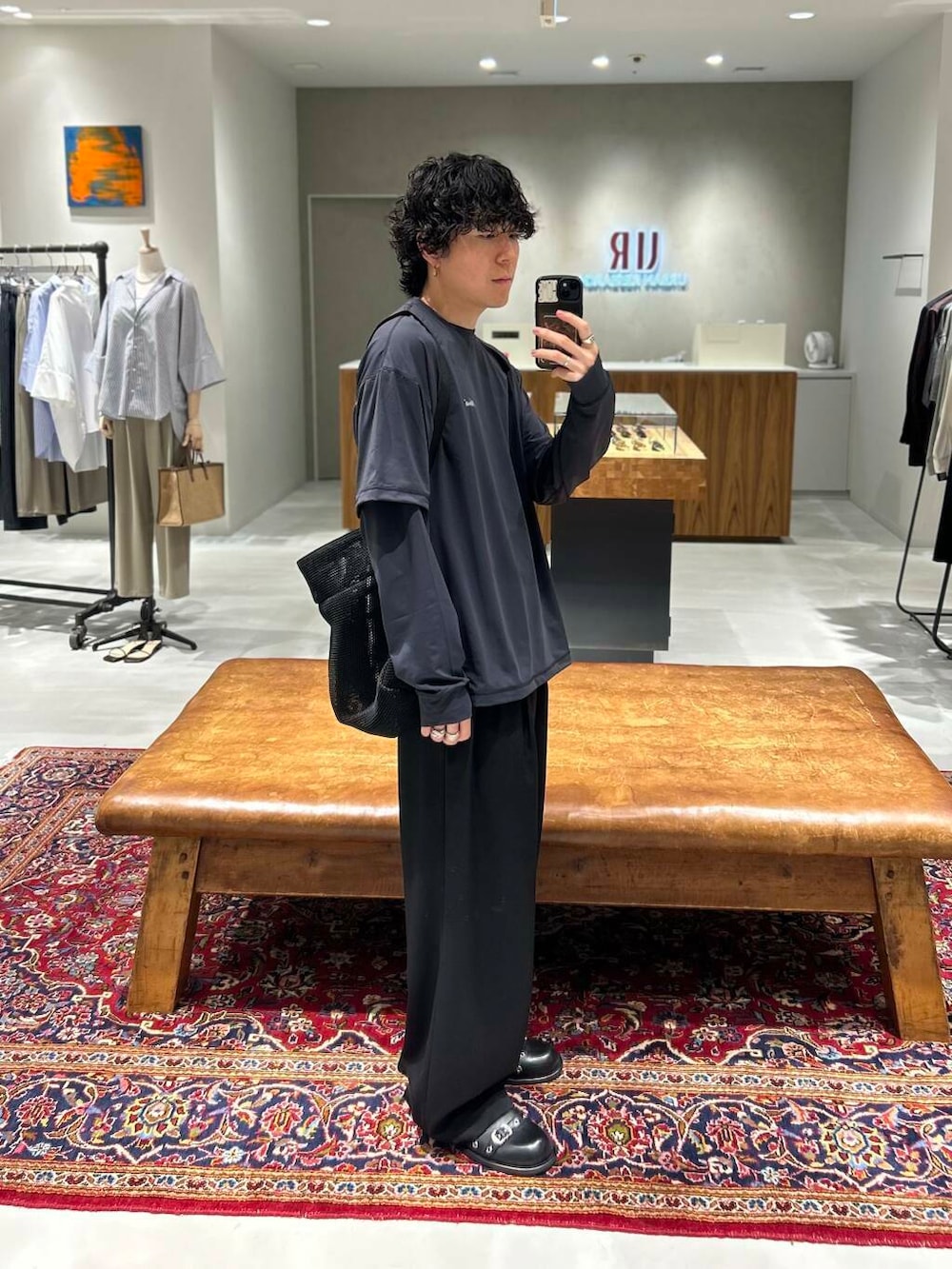 ブラック系のショルダーバッグ、ブラック系のTシャツ/カットソー、ブラック系のTシャツ/カットソーを着用したメンズの夏コーディネートの2枚目の写真