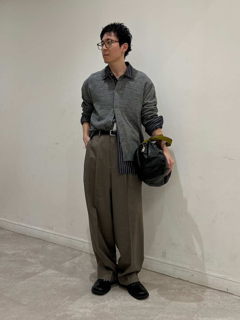 ブルー系のシャツ/ブラウス、グレー系のニット/セーター、ブラウン系のその他パンツを着用したメンズの冬コーディネートの2枚目の写真