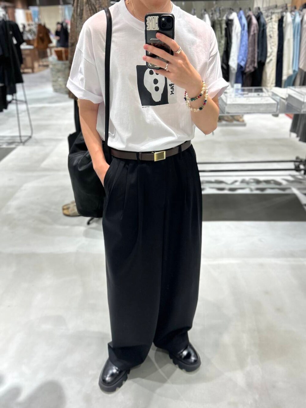 ホワイト系のTシャツ/カットソーを着用したメンズの夏コーディネートの2枚目の写真