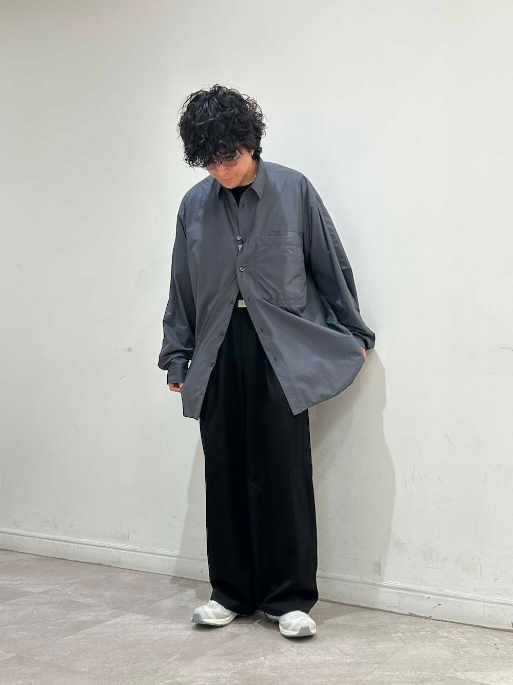 グレー系のシャツ/ブラウス、ホワイト系のスニーカー、ブラック系のその他パンツを着用したメンズの夏コーディネートの3枚目の写真