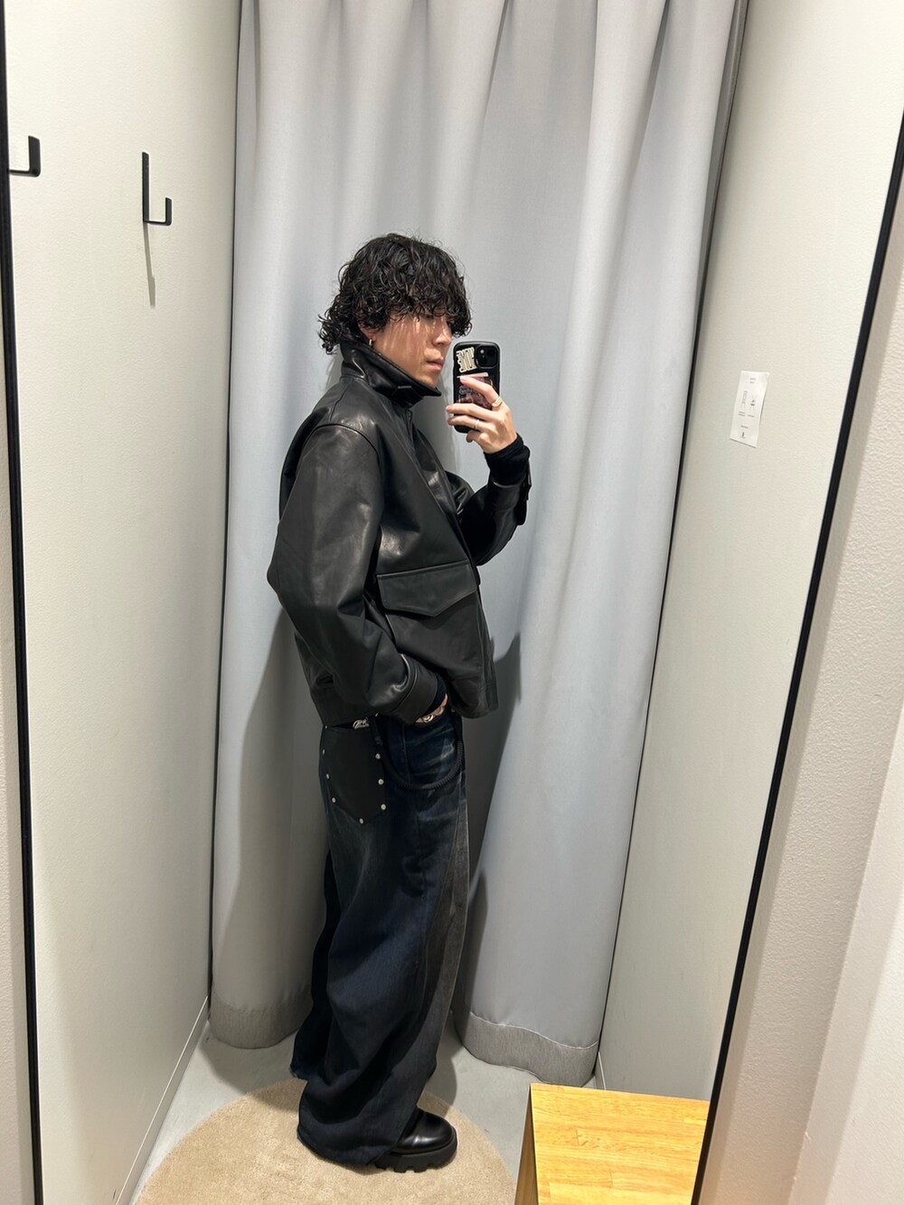 ブラック系のその他アウターを着用したメンズの秋コーディネートの2枚目の写真