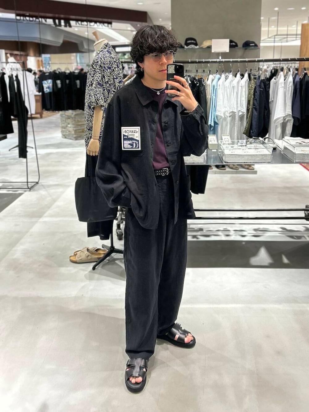 ブラック系のサンダル、ブラック系のその他パンツ、ブラック系のカバーオールを着用したメンズの夏コーディネートの2枚目の写真