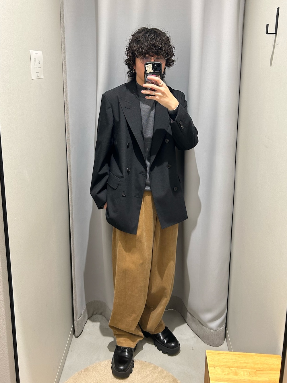 ブラック系のその他アウターを着用したメンズの秋コーディネートの2枚目の写真