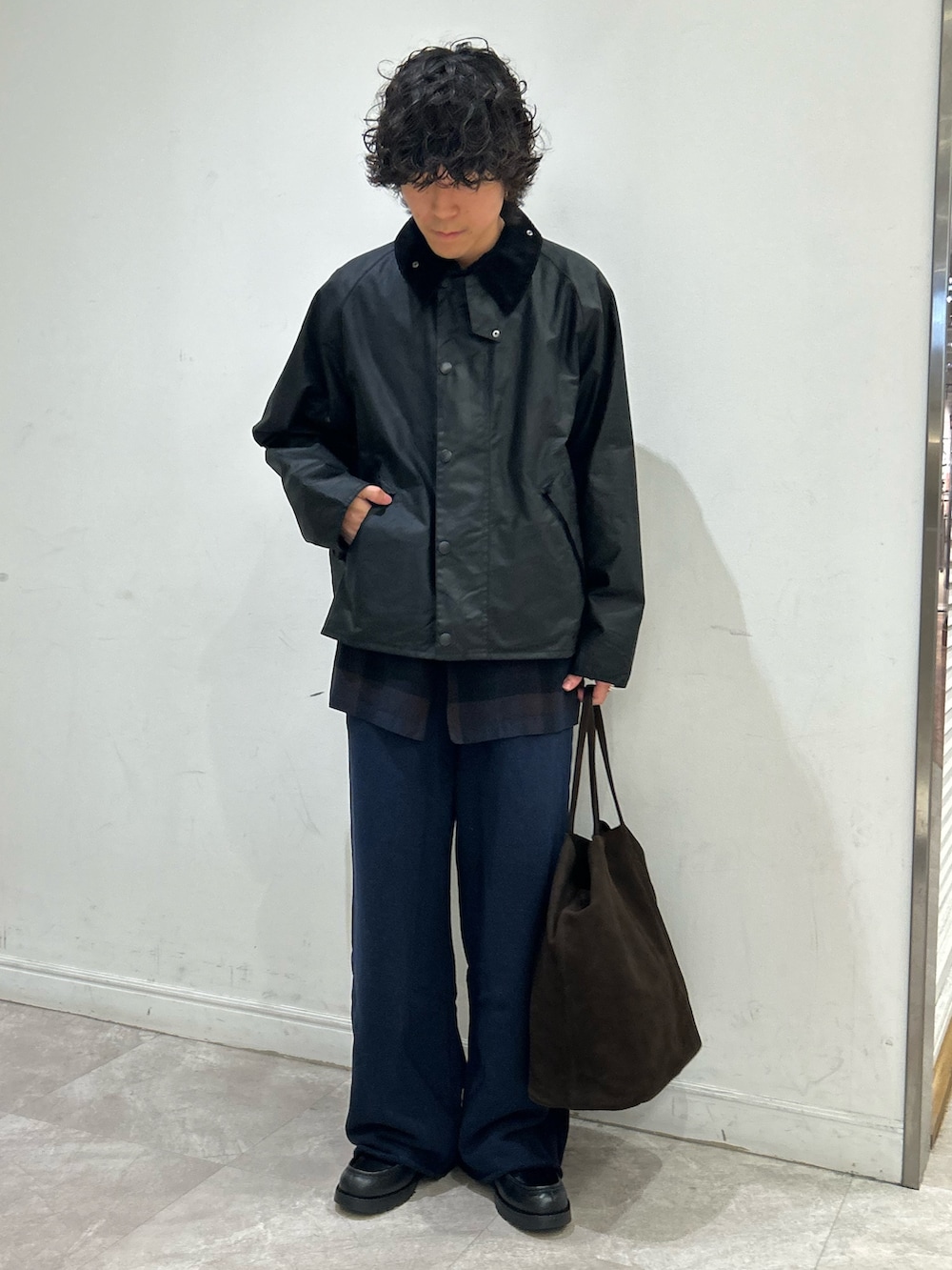 ブラック系のその他アウター、ブルー系のシャツ/ブラウス、ブルー系のスウェットパンツを着用したメンズの秋コーディネートの3枚目の写真