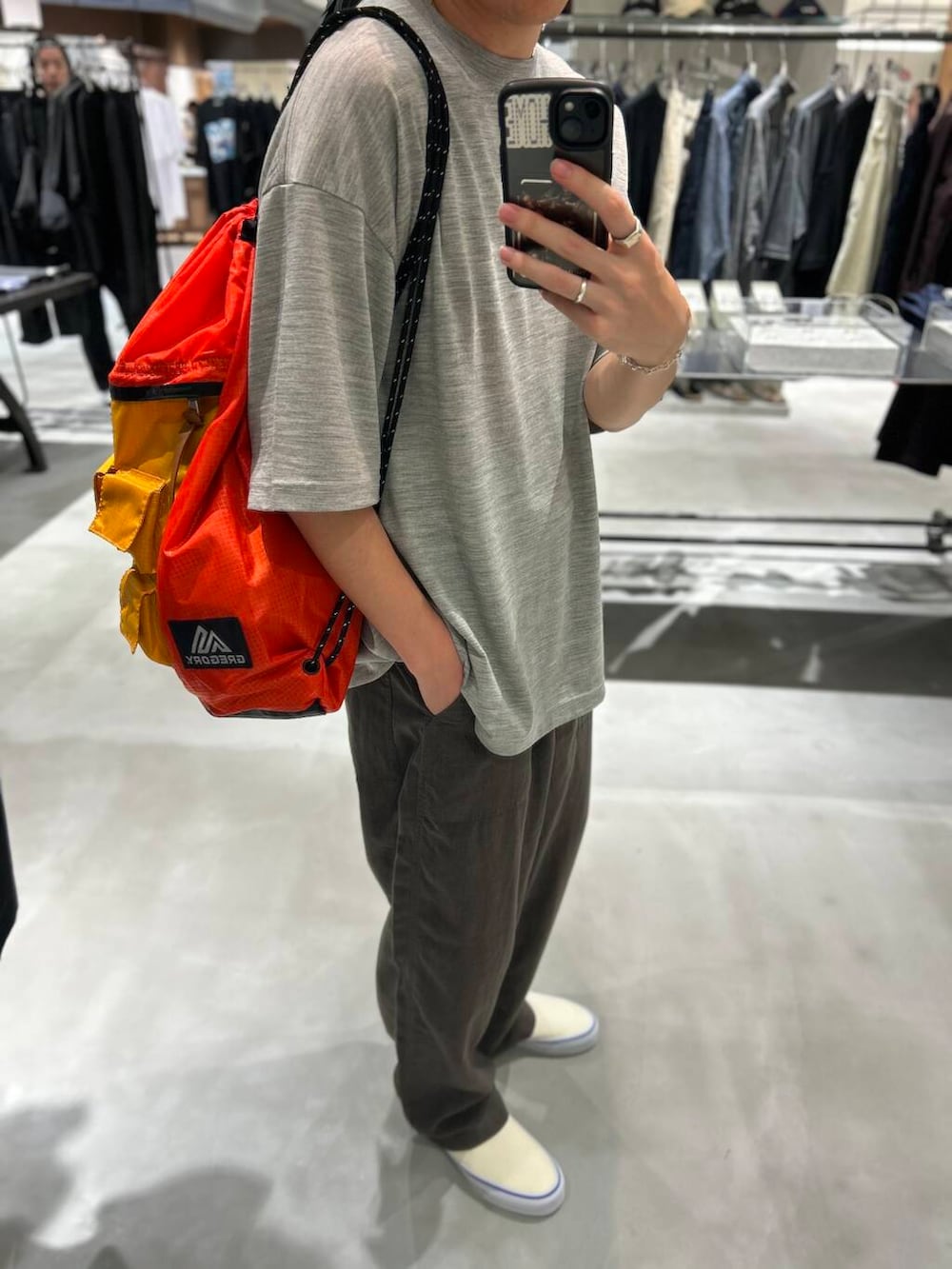 ホワイト系のスニーカー、グレー系のTシャツ/カットソー、グレー系のその他パンツを着用したメンズの夏コーディネートの3枚目の写真