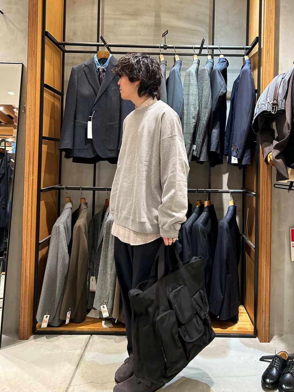 ブルー系のその他パンツ、グレー系のスウェット、グレー系のサンダルを着用したメンズの秋コーディネートの2枚目の写真