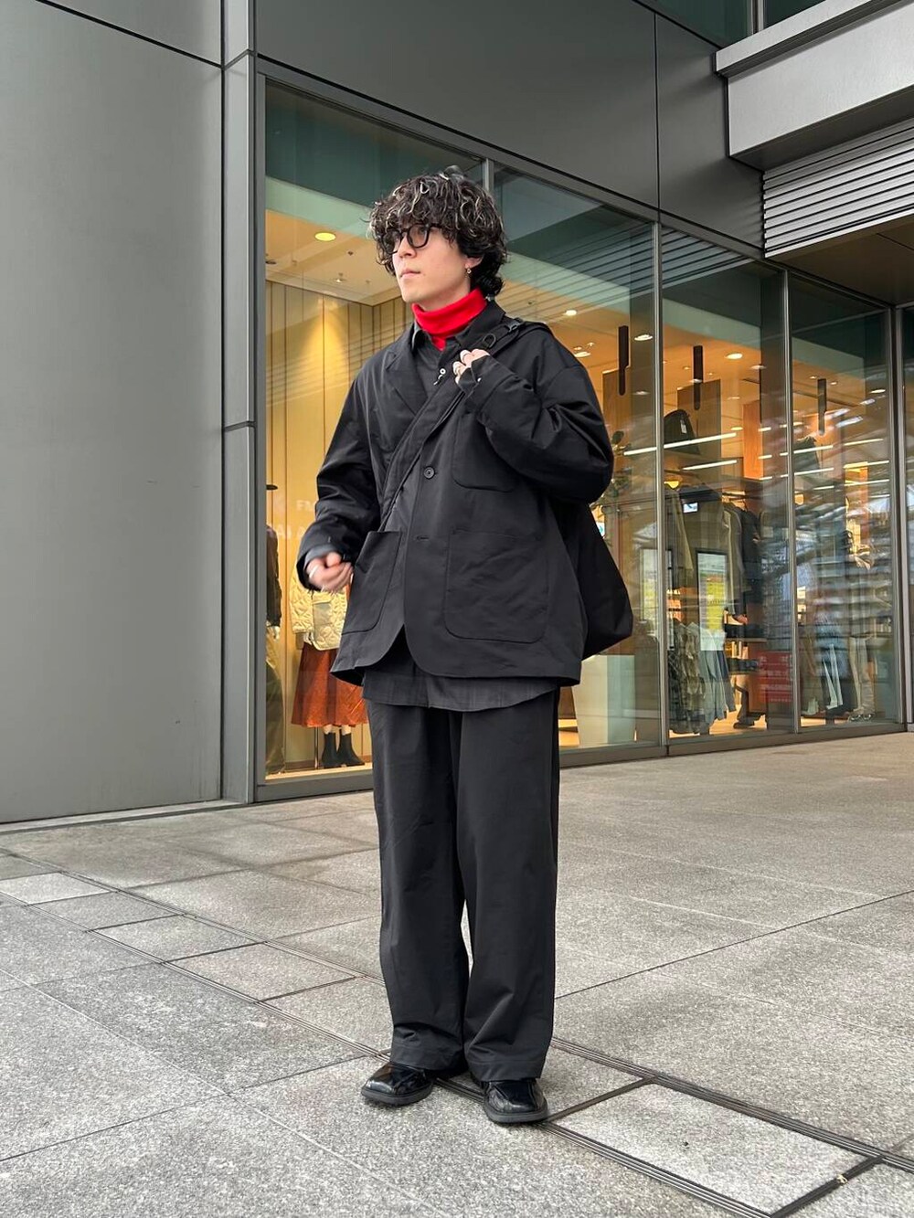 レッド系のTシャツ/カットソー、ブラック系のその他パンツ、ブラック系のその他アウターを着用したメンズの秋コーディネートの2枚目の写真