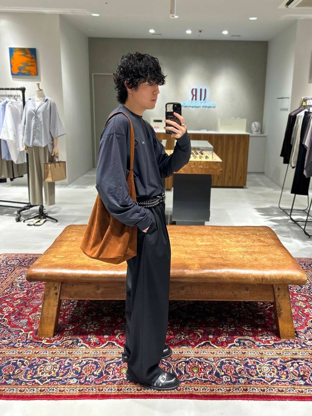 ブラック系のTシャツ/カットソー、ブラウン系のトートバッグ、ブラック系のベルトを着用したメンズの夏コーディネートの2枚目の写真