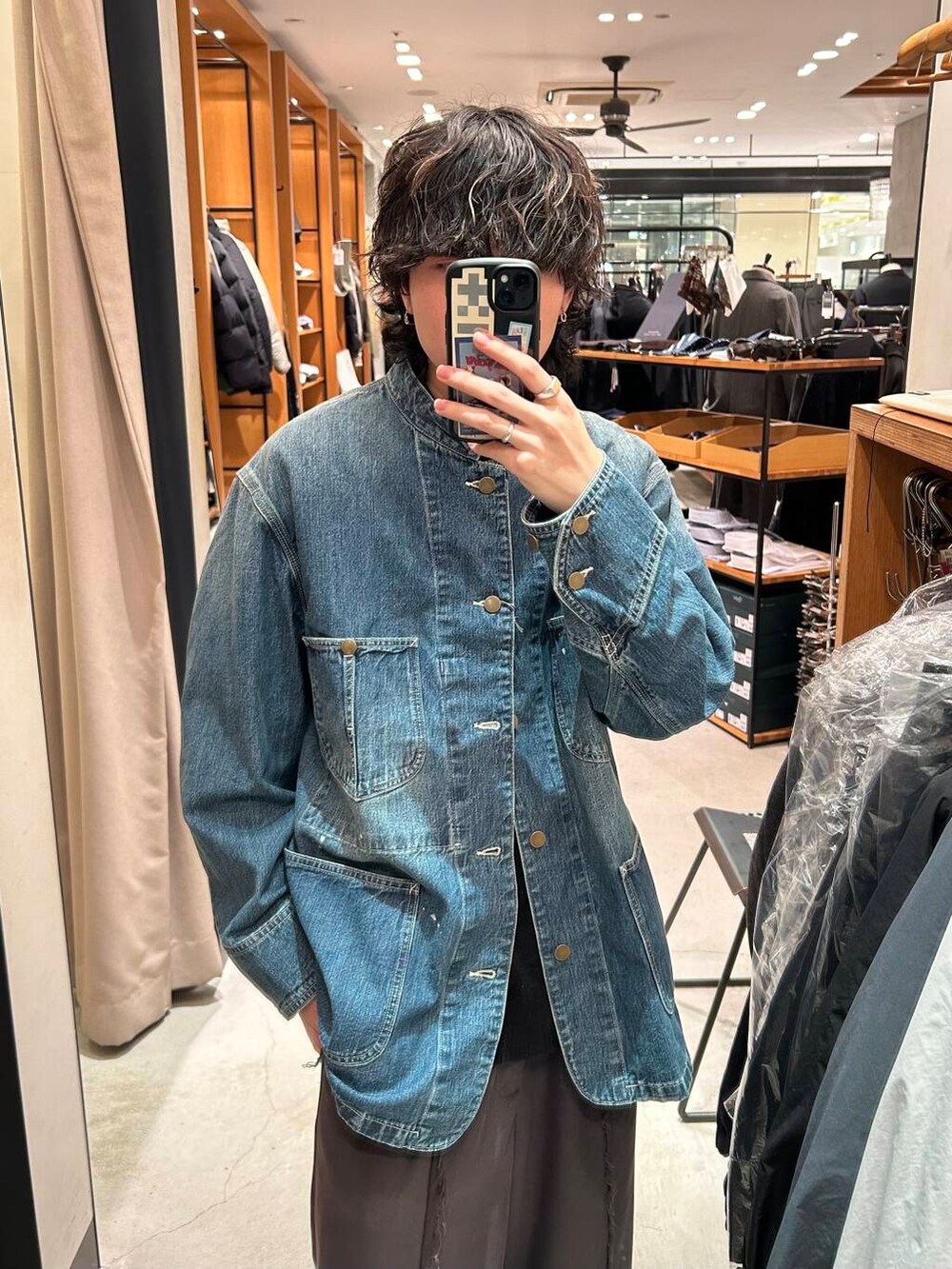 ブラック系のその他シューズ、ブルー系のカバーオールを着用したメンズの冬コーディネートの2枚目の写真