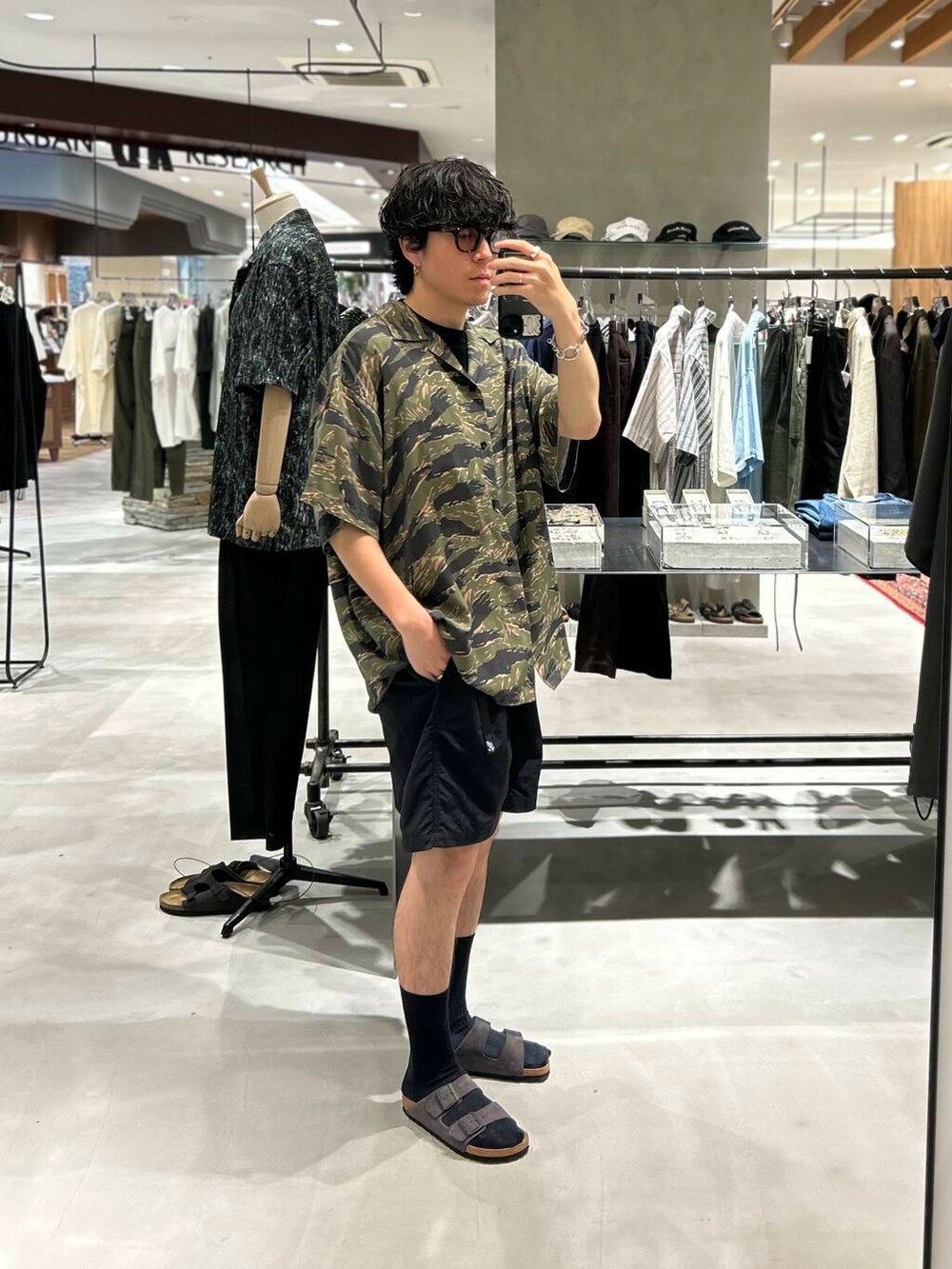 ブラック系のその他パンツ、ブラック系のサンダルを着用したメンズの夏コーディネートの2枚目の写真